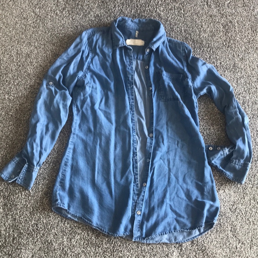 3/$20 Chambrai light weight denim shirt women’s XS